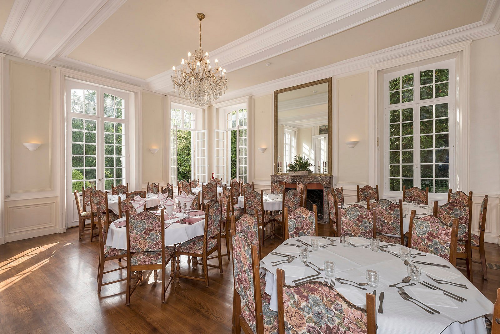 chateau-du-baffy dining room 4